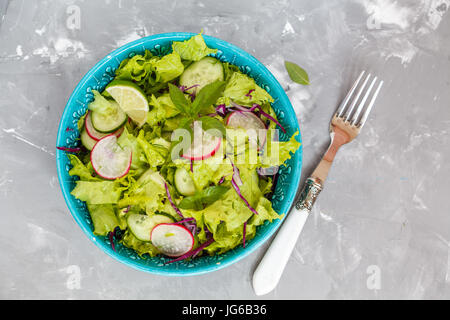 Luminosa estate insalata di verdure. Amore per un sano cibo vegan concetto. Foto Stock