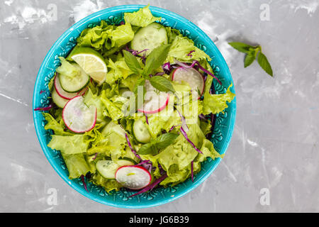 Luminosa estate insalata di verdure. Amore per un sano cibo vegan concetto. Foto Stock