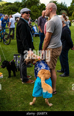 Persone locali con i loro animali domestici attendere per prendere parte a una Fancy Dress Dog Show presso il villaggio di Kingston Fete, Kingston, East Sussex, Regno Unito Foto Stock