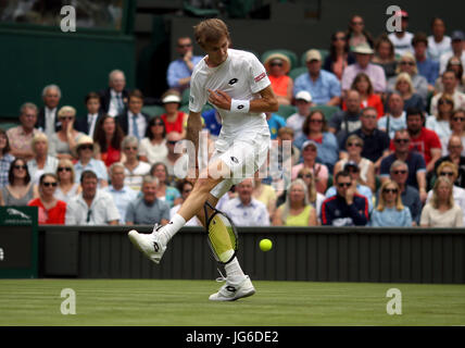 Alexander Bublik in azione contro Andy Murray al giorno uno dei campionati di Wimbledon al All England Lawn Tennis e Croquet Club, Wimbledon. Stampa foto di associazione. Picture Data: lunedì 3 luglio 2017. Vedere PA storia il tennis a Wimbledon. Foto di credito dovrebbe leggere: Steven Paston/filo PA. Restrizioni: solo uso editoriale. Nessun uso commerciale senza il previo consenso scritto della AELTC. Immagine ancora utilizzare solo - Assenza di immagini in movimento per emulare broadcast. Nessuna sovrapposizione o rimozione di sponsor/annuncio loghi. Foto Stock