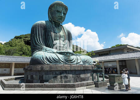 Il grande Buddha di Kamakura, Kanagawa in Giappone. Tempio buddista. Foto Stock