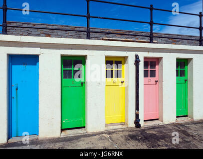 Porte colorate per ex piscina esterna spogliatoi vicino al porto a North Berwick Foto Stock