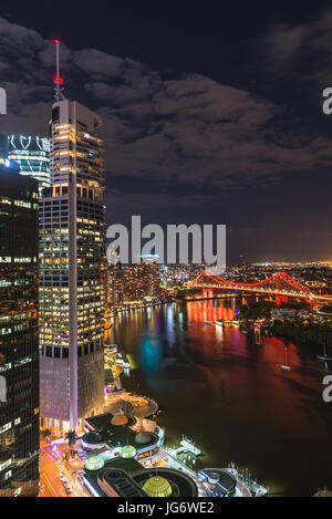 Story Bridge illuminato dopo il tramonto visto da posizione elevata, la città di Brisbane, Queensland, Australia. Foto Stock