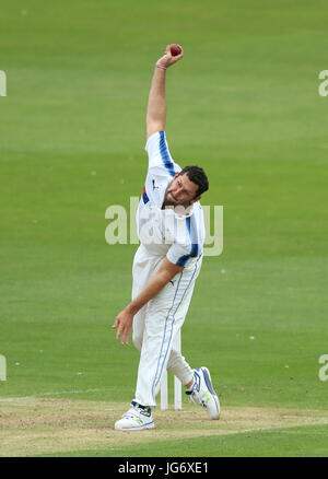 Yorkshire Tim Bresnan bocce durante la Specsavers County Championship, Divisione una partita presso il North Marine Road Massa, Scarborough. Foto Stock