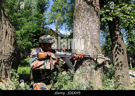 Pulwama, India. 02Luglio, 2017. Un esercito indiano soldato avviso sorge vicino all'incontro di Bamnoo area del sud del Kashmir Pulwama, Indiano Kashmir controllato il 2 luglio 2017, Due Hizb ribelli uccisi dopo l incontro ha imperversato tra le forze governative e i ribelli sospettati. Credito: Muneeb Ul Islam/Pacific Press/Alamy Live News Foto Stock