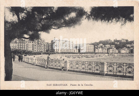 Questa fotografia dell'inizio del XX secolo cattura il panoramico Paseo de la Concha a San Sebastián, in Spagna. L'immagine riflette l'eleganza e la bellezza della zona, con vista sul lungomare. Foto Stock