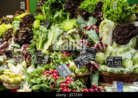 Ortaggi e verdure fresche in un mercato britannico Foto Stock