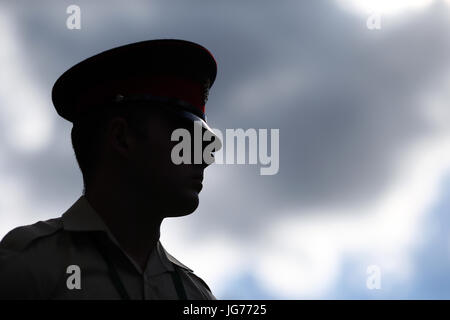 Un membro delle forze armate guardie un ingresso al centre court il giorno uno dei campionati di Wimbledon al All England Lawn Tennis e Croquet Club, Wimbledon. Foto Stock