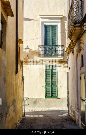 Suggestiva strada di Gallipoli, Puglia, Italia Foto Stock