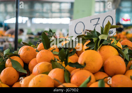 Arance fresche con il prezzo sul mercato italiano in Brindisi Foto Stock