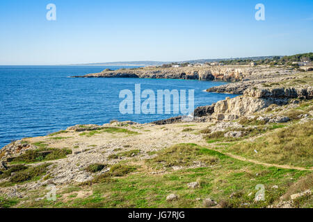 La bellezza naturale di rocce e mare alla fine dell'Italia, vicino a Leuca, Puglia Foto Stock