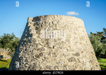 Vecchio trulli e campo ripostiglio in Puglia, Sud Italia Foto Stock