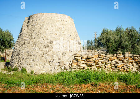 Vecchio trulli e campo ripostiglio in Puglia, Sud Italia Foto Stock