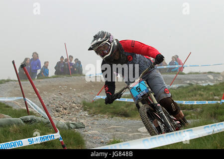 Fort William, Scozia. Il 4 giugno, 2017. Junior donna concorrente alla Mountain Bike Downhill Coppa del mondo. Foto Stock