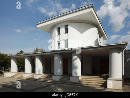 Crematorio funzionalista progettato dall architetto ceco Bedřich Feuerstein e costruito nel 1922-1924 al cimitero comunale in Nymburk, Central Bohemia Repubblica Ceca. Foto Stock