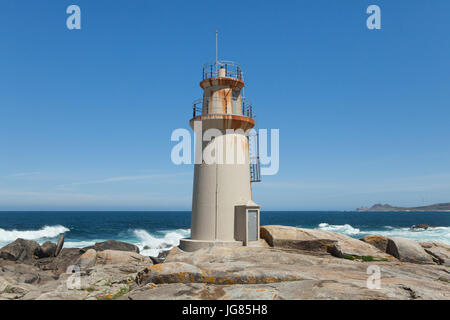 Faro de Camariñas Muxía (Faro) noto anche come il Faro de Punta da Barca (Faro sulla punta da Barca) sulla costa dell'Oceano Atlantico, conosciuta come la Costa de la Muerte (Costa della Morte), vicino alla città di Camariñas in Galizia, Spagna. Cabo Vilán è visto in background. Foto Stock