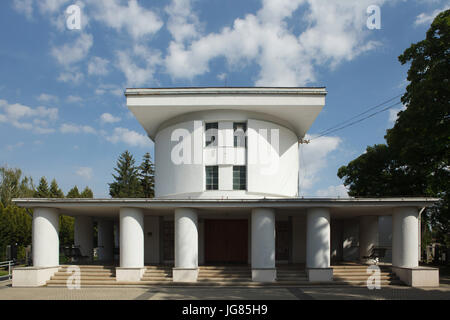 Crematorio funzionalista progettato dall architetto ceco Bedřich Feuerstein e costruito nel 1922-1924 al cimitero comunale in Nymburk, Central Bohemia Repubblica Ceca. Foto Stock