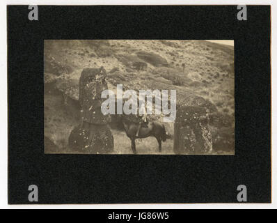 Vista della collina con due moai 28figura stone carving capi29 visibile3B un ragazzo seduto su un cavallo in tra entrambe le sculture3B Rano Raraku OcB30.11 Mana spedizione in Isola di Pasqua Museo Britannico Foto Stock