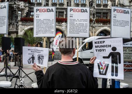 Monaco di Baviera, Germania. 3 Luglio, 2017. Un frustrato monaco residente detiene cartelli di avvertimento che turisti Pegida Monaco di Baviera è documentato come essendo composto di diritto-extremeists e neo-nazisti. Inoltre il senso di frustrazione per il fatto che i cittadini di Monaco di Baviera non vogliono essere etichettati come nazisti dai turisti. Monaco di Baviera Pegida della succursale continua provocazioni a Marienplatz. Tuttavia, ora i cittadini sono a portata di mano per informare i turisti (in inglese) che Pegida, pur presentandosi come ''gente normale dalla metà della società" sono in realtà una raccolta di monitorata neo-nazisti, condannati i terroristi nazista e la lea Foto Stock