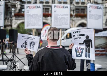 Monaco di Baviera, Germania. 3 Luglio, 2017. Un frustrato monaco residente detiene cartelli di avvertimento che turisti Pegida Monaco di Baviera è documentato come essendo composto di diritto-extremeists e neo-nazisti. Inoltre il senso di frustrazione per il fatto che i cittadini di Monaco di Baviera non vogliono essere etichettati come nazisti dai turisti. Monaco di Baviera Pegida della succursale continua provocazioni a Marienplatz. Tuttavia, ora i cittadini sono a portata di mano per informare i turisti (in inglese) che Pegida, pur presentandosi come ''gente normale dalla metà della società" sono in realtà una raccolta di monitorata neo-nazisti, condannati i terroristi nazista e la lea Foto Stock