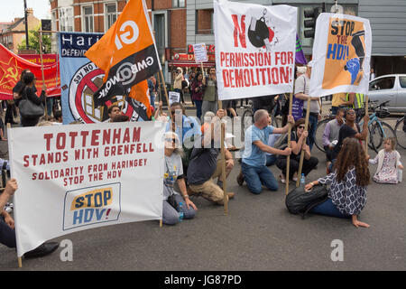 Haringay, Londra, Regno Unito il 3° luglio 2017. Manifestanti marzo contro lo sviluppo a Haringay veicolo, terminando a Haringay Civic Center. Il Haringay veicolo di sviluppo o il formato HDV per breve, è un controverso accordo di partenariato tra Haringey consiglio e Lendlease, una proprietà gruppo di sviluppo. I manifestanti temono che il piano potrà vedere aumentare gentrification entro il borough come gli alloggi sociali esistenti stock sarà demolito con nessuna garanzia di sostituzioni a prezzi accessibili. Haringay Consiglio pone in votazione la proposta presso il Centro Civico di questa sera. Credito: Patricia Phillips/ Alamy Live news Foto Stock