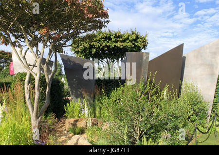 RHS 'guardare questo spazio', progettato Andy storioni. Visualizza giardino. RHS Hampton Court Palace Flower Show, Londra, Inghilterra, Regno Unito. Premere Anteprima il giorno 3 luglio 2017. Fiore annuale mostra organizzata dalla Royal Horticultural Society. Visualizza corre da martedì 4 luglio fino a domenica 9 luglio 2017. Ian bottiglia / Alamy Live News Foto Stock