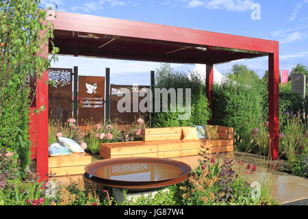Associazione dei giardinieri professionali "Il Posto per Incontrare". Dispongono di giardino. RHS Hampton Court Palace Flower Show, Londra, Inghilterra, Regno Unito. Premere Anteprima il giorno 3 luglio 2017. Fiore annuale mostra organizzata dalla Royal Horticultural Society. Visualizza corre da martedì 4 luglio fino a domenica 9 luglio 2017. Ian bottiglia / Alamy Live News Foto Stock