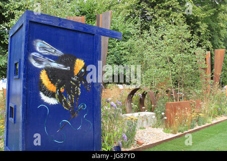 "Brownfield etamorphosis', progettato Martyn Wilson. Medaglia d'oro. Giardini per un mondo che cambia. RHS Hampton Court Palace Flower Show, Londra, Inghilterra, Regno Unito. Premere Anteprima il giorno 3 luglio 2017. Fiore annuale mostra organizzata dalla Royal Horticultural Society. Visualizza corre da martedì 4 luglio fino a domenica 9 luglio 2017. Ian bottiglia / Alamy Live News Foto Stock