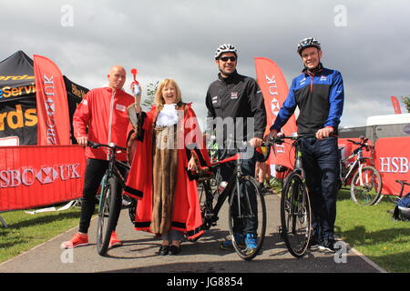 Newcastle, Regno Unito. 2 lug 2017. Newcastle city bike campione olimpionico, Jason Queally, era a lanciare con il Sindaco di Newcastle & centinaia di ciclisti. Credito: David Whinham/Alamy Live News Foto Stock