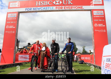 Newcastle, Regno Unito. 2 lug 2017. Newcastle city bike campione olimpionico, Jason Queally, era a lanciare con il Sindaco di Newcastle & centinaia di ciclisti. Credito: David Whinham/Alamy Live News Foto Stock