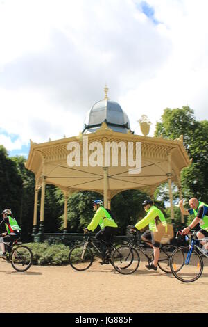 Newcastle, Regno Unito. 2 lug 2017. Newcastle city bike campione olimpionico, Jason Queally, era a lanciare con il Sindaco di Newcastle & centinaia di ciclisti. Credito: David Whinham/Alamy Live News Foto Stock