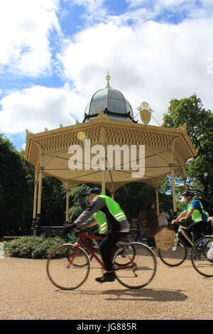 Newcastle, Regno Unito. 2 lug 2017. Newcastle city bike campione olimpionico, Jason Queally, era a lanciare con il Sindaco di Newcastle & centinaia di ciclisti. Credito: David Whinham/Alamy Live News Foto Stock