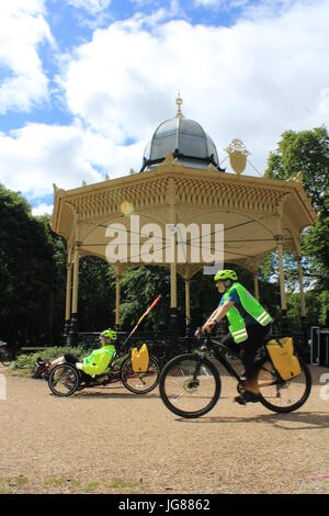 Newcastle, Regno Unito. 2 lug 2017. Newcastle city bike campione olimpionico, Jason Queally, era a lanciare con il Sindaco di Newcastle & centinaia di ciclisti. Credito: David Whinham/Alamy Live News Foto Stock