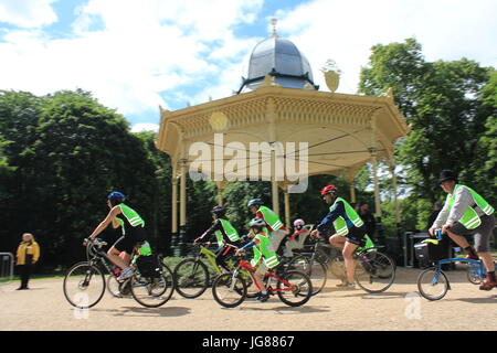 Newcastle, Regno Unito. 2 lug 2017. Newcastle city bike campione olimpionico, Jason Queally, era a lanciare con il Sindaco di Newcastle & centinaia di ciclisti. Credito: David Whinham/Alamy Live News Foto Stock