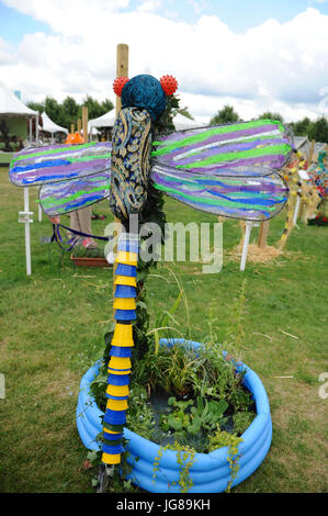 Londra, Regno Unito. 3 Luglio, 2017. Uno spaventapasseri creato da Wilbury Scuola primaria per le scuole" Spaventapasseri concorso al 2017 RHS Hampton Court Flower Show che si è aperto oggi a motivi di Hampton Court Palace, London, Regno Unito. La RHS Hampton Court Palace Flower Show è il più grande del mondo di flower show vanta un mix eclettico di giardini, visualizza e opportunità di shopping spanning su 34 acri di terreno su entrambi i lati del drammatico lungo l'acqua con la splendida facciata del palazzo storico in background. Circa 130.000 le persone che frequentano la mostra ogni anno. Foto Stock