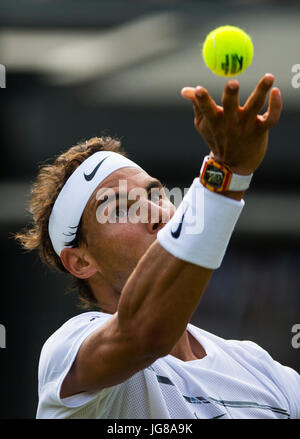 Londra, Regno Unito. 3 Luglio, 2017. Rafael Nadal di Spagna serve durante gli uomini singoli match di primo turno contro John Millman di Australia presso i campionati di Wimbledon 2017 a Londra il 3 luglio, 2017. Nadal ha vinto 3-0. Credito: Jin Yu/Xinhua/Alamy Live News Foto Stock