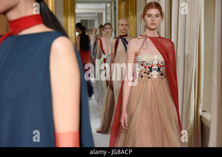 Parigi, Francia. 3 Luglio, 2017. I modelli presenti creazioni di Schiaparelli durante la Haute Couture 2017/18 collezione Autunno/Inverno mostra a Parigi, in Francia, il 3 luglio 2017. Credito: Piero Biasion/Xinhua/Alamy Live News Foto Stock