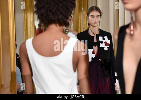 Parigi, Francia. 3 Luglio, 2017. I modelli presenti creazioni di Schiaparelli durante la Haute Couture 2017/18 collezione Autunno/Inverno mostra a Parigi, in Francia, il 3 luglio 2017. Credito: Piero Biasion/Xinhua/Alamy Live News Foto Stock