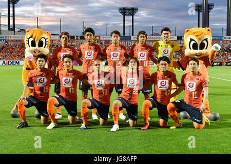 Saitama, Giappone. 1 Luglio, 2017. Omiya Ardija gruppo team line-up calcio/calcetto : Omiya Ardija giocatori (riga superiore - L a R) Ataru Esaka, Hiroyuki Komoto, Kazuma Takayama, Shigeru Yokotani, Kenya Matsui, (riga inferiore - L a R) Keisuke Oyama, Akimi Barada, Ryo Okui, Takuya Wada, Iwakami Yuzo e Genki Omae posano per una foto del team con la mascotte del club 'Ardi'(R) e 'Míýá'(L) prima del 2017 J1 League match tra Omiya Ardija 1-2 Yokohama f Marinos a NACK5 Stadium Omiya a Saitama, Giappone . Credito: AFLO/Alamy Live News Foto Stock