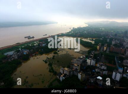 Tengxian. 4 Luglio, 2017. Foto scattata il 4 luglio 2017 mostra il rigonfiamento del Fiume Xijiang in Tengxian County, a sud della Cina di Guangxi Zhuang Regione autonoma. Il Fiume Xijiang il livello di acqua nella contea di Tengxian raggiunto 25.82 metri martedì a mezzogiorno, 2,82 metri più in alto rispetto alla linea di allarme. Credito: Huang Xiaobang/Xinhua/Alamy Live News Foto Stock