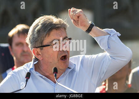 Parigi, Francia. 3 Luglio, 2017. Julien Mattia / Le Pictorium - Francia Insoumise dimostrazione a Place de la Republique - 03/07/2017 - Francia / Ile-de-France (Regione) / Parigi - Jean-Luc Melenchon, Francois Ruffin e Francia Insoumise vice durante un rally di Place de la Republique durante il discorso di Emmanuel Macron al congresso. I deputati di Insubmise la Francia ha deciso di boicottare il Congresso di Versailles. Credito: LE PICTORIUM/Alamy Live News Foto Stock