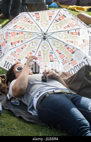 Londra, Regno Unito. 4 Luglio, 2017. Gli appassionati di tennis in fila per i biglietti di Wimbledon al sole come le temperature sono in aumento il giorno due di Wimbledon Lawn Tennis championships Credito: amer ghazzal/Alamy Live News Foto Stock