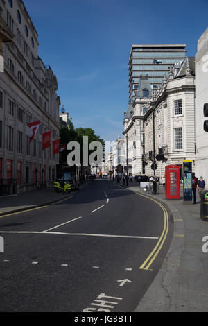 Londra, Regno Unito. 4 Luglio, 2017. Blue Skies su Londra Credito: Keith Larby/Alamy Live News Foto Stock