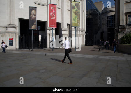 Londra, Regno Unito. 4 Luglio, 2017. Pendolari godetevi il blu del cielo su Londra sul loro modo di lavorare Credito: Keith Larby/Alamy Live News Foto Stock