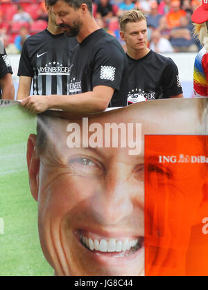 Mainz, Germania. 3 Luglio, 2017. I giocatori portano un banner la lettura di "mantenere il combattimento MIchael' e una foto di Schumacher passato Schumacher del figlio Mick Schumacher, durante un beneficio soccer match in onore di Michael Schumacher in Opel Arena a Mainz, Germania, 3 luglio 2017. 48-anno-vecchio Michael Schuamcher ha sofferto a causa di una lesione traumatica del cervello causata da un incidente di sci nel dicembre del 2013 e ha vissuto in Svizzera a partire dal settembre 2014. Foto: Thomas Frey/dpa/Alamy Live News Foto Stock