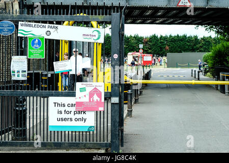 Londra, UK, 4 Luglio 2017: la gente in coda per il tennis di Wimbledon 2017 campionati di Wimbledon Park. Credito: Frank Molter/Alamy Live News Foto Stock