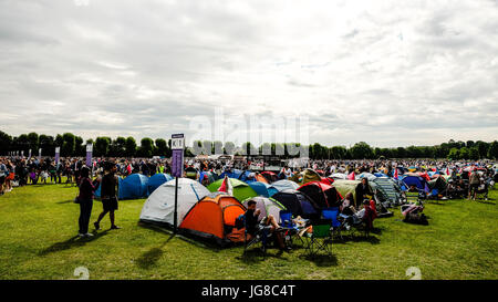 Londra, UK, 4 luglio 2017: la gente in coda per il tennis di Wimbledon 2017 campionati di Wimbledon park. Credito: Frank molter/alamy live news Foto Stock