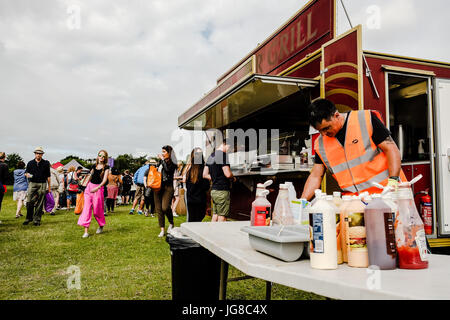Londra, UK, 4 Luglio 2017: la gente in coda per il tennis di Wimbledon 2017 campionati di Wimbledon Park. Credito: Frank Molter/Alamy Live News Foto Stock