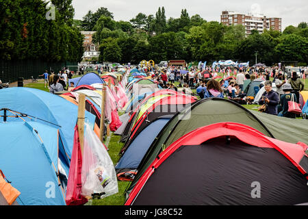 Londra, UK, 4 Luglio 2017: la gente in coda per il tennis di Wimbledon 2017 campionati di Wimbledon Park. Credito: Frank Molter/Alamy Live News Foto Stock