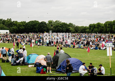 Londra, UK, 4 Luglio 2017: la gente in coda per il tennis di Wimbledon 2017 campionati di Wimbledon Park. Credito: Frank Molter/Alamy Live News Foto Stock